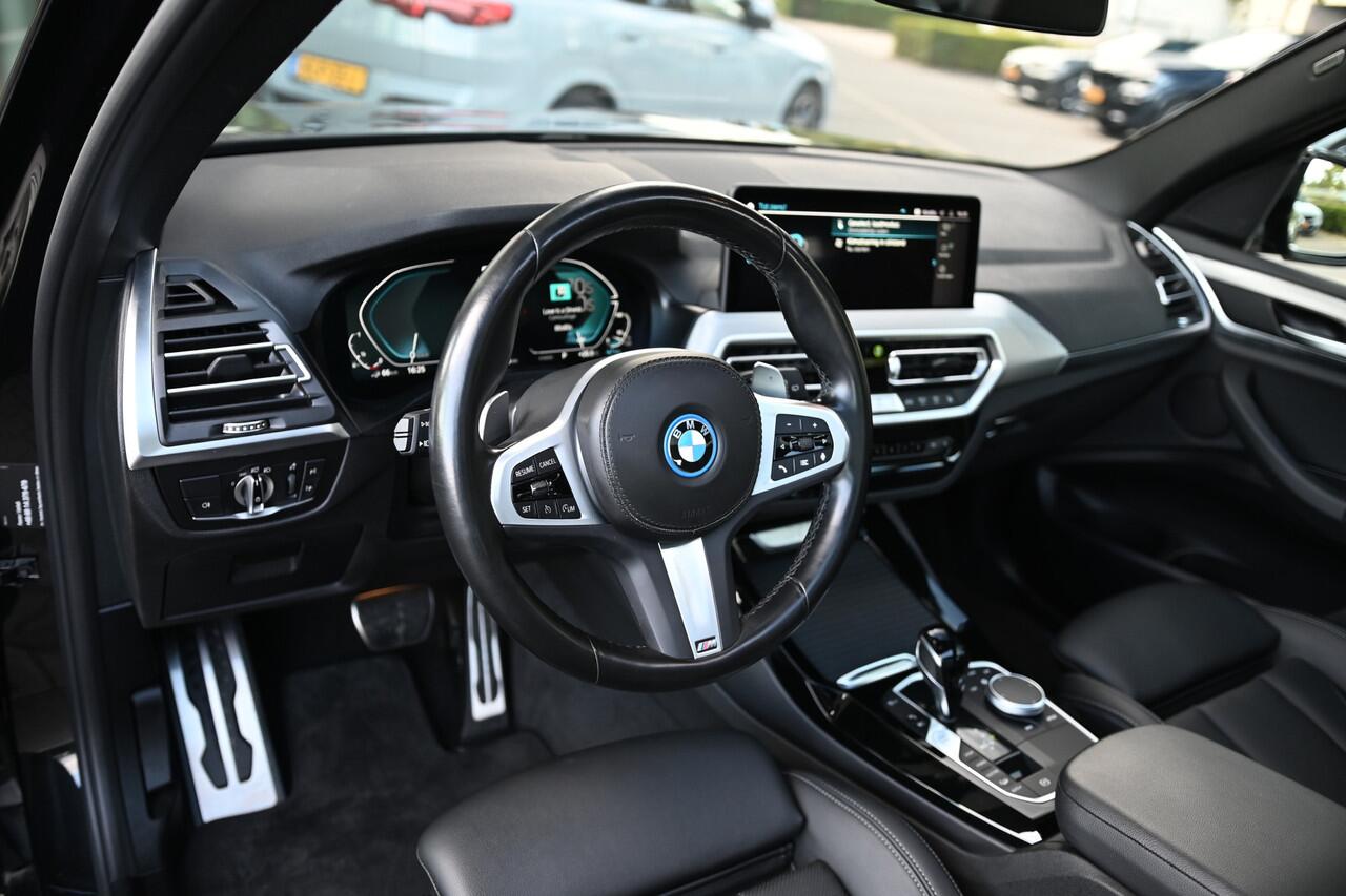 BMW X3 xDrive30e High Executive M Sport Automaat / Panoramadak / Trekhaak / Sportstoelen / Achteruitrijcamera / LED / Stoelverwarming / BMW Live Cockpit Professional