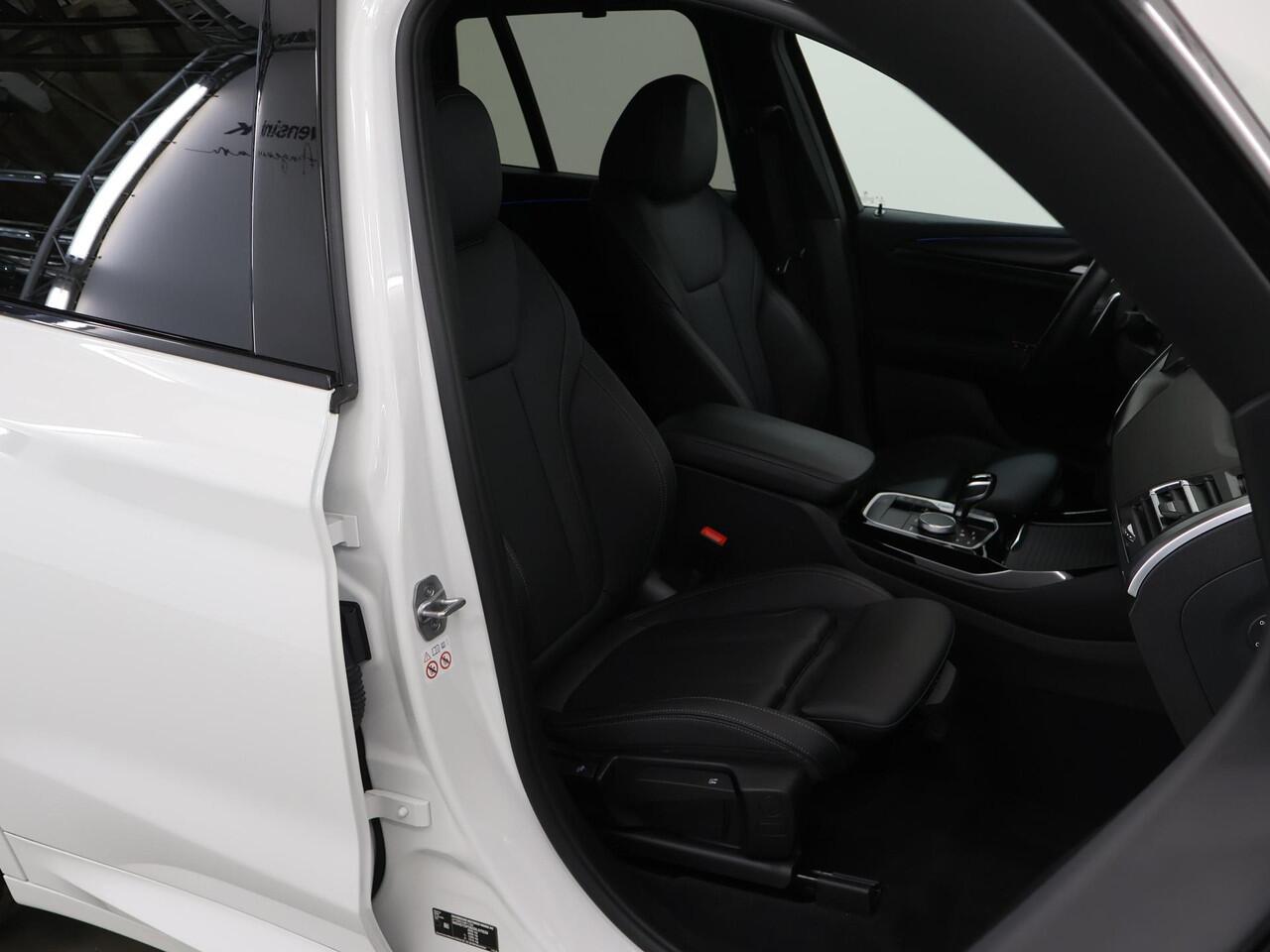 BMW X3 xDrive30e High Executive M-Sport | Navigatie | Parkeercamera | Stoelverwarming | Keyless Go | Sportstoelen | ShadowLine | Ele.kofferdeksel | Apple CarPlay/Android Auto |