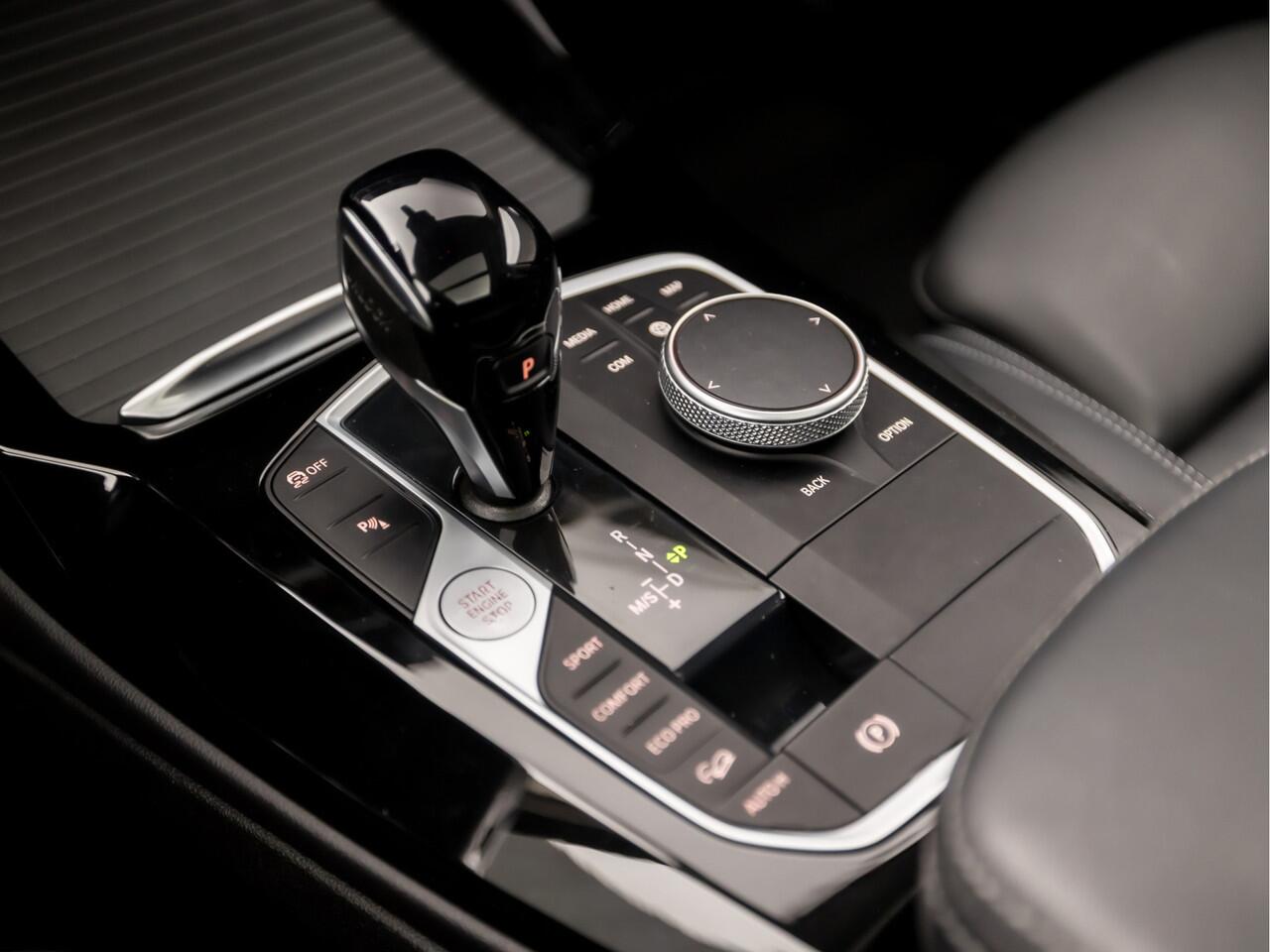 BMW X3 xDrive20d High Executive M Sport 191Pk Automaat (PANORAMADAK, M STUUR, LASER LED, APPLE CARPLAY, HARMAN/KARDON, STOELVERWARMING VOOR/ACHTER, LEDER, ELEK ACHTERKLEP, NIEUWSTAAT)