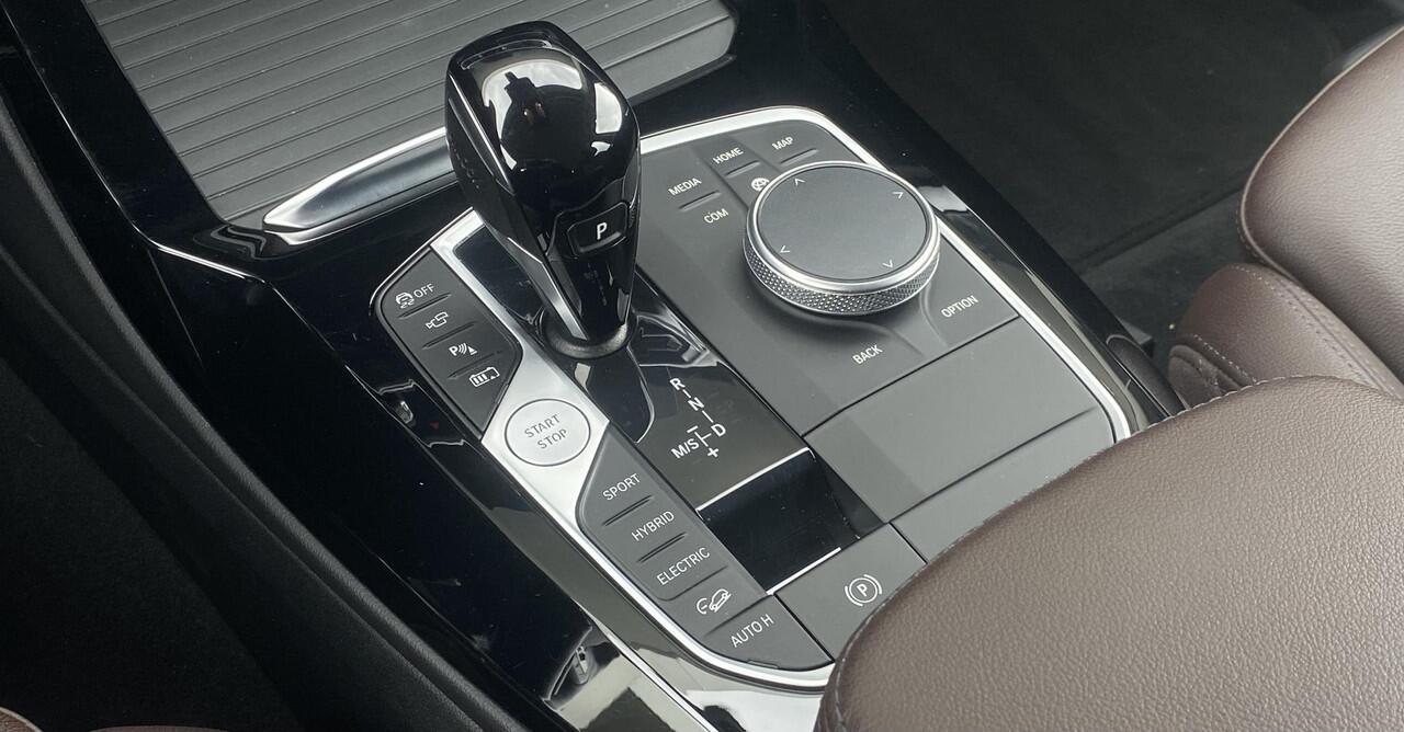 BMW X3 xDrive30e High Executive Laserlight | Sportstoelen | Head Up | Panoramadak