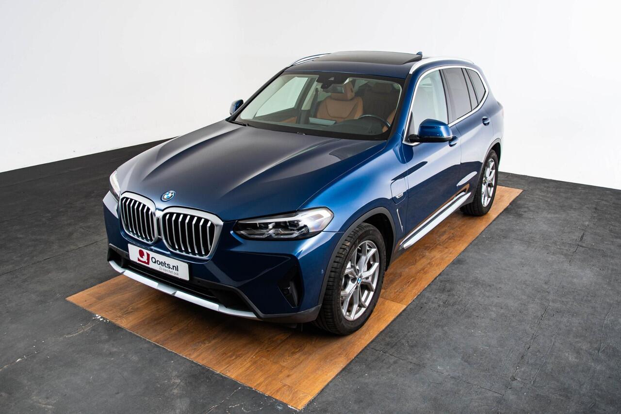 BMW X3 xDrive30e Panoramadak - Sportstoelen - Elektrisch verwarmde voorstoelen - Geluiddempende/Getinte Ruiten - zonneschermen - Comfort Access - Ambiance verlichting - Parking Assistant -
