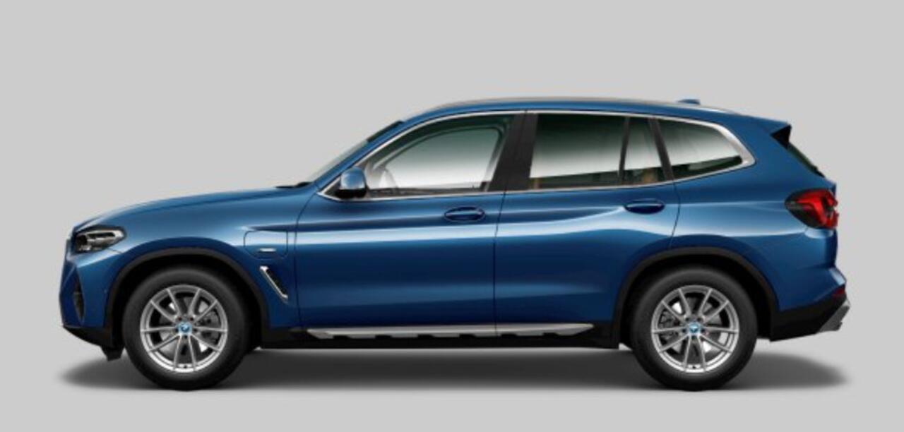 BMW X3 xDrive30e Panoramadak - Sportstoelen - Elektrisch verwarmde voorstoelen - Geluiddempende/Getinte Ruiten - zonneschermen - Comfort Access - Ambiance verlichting - Parking Assistant -