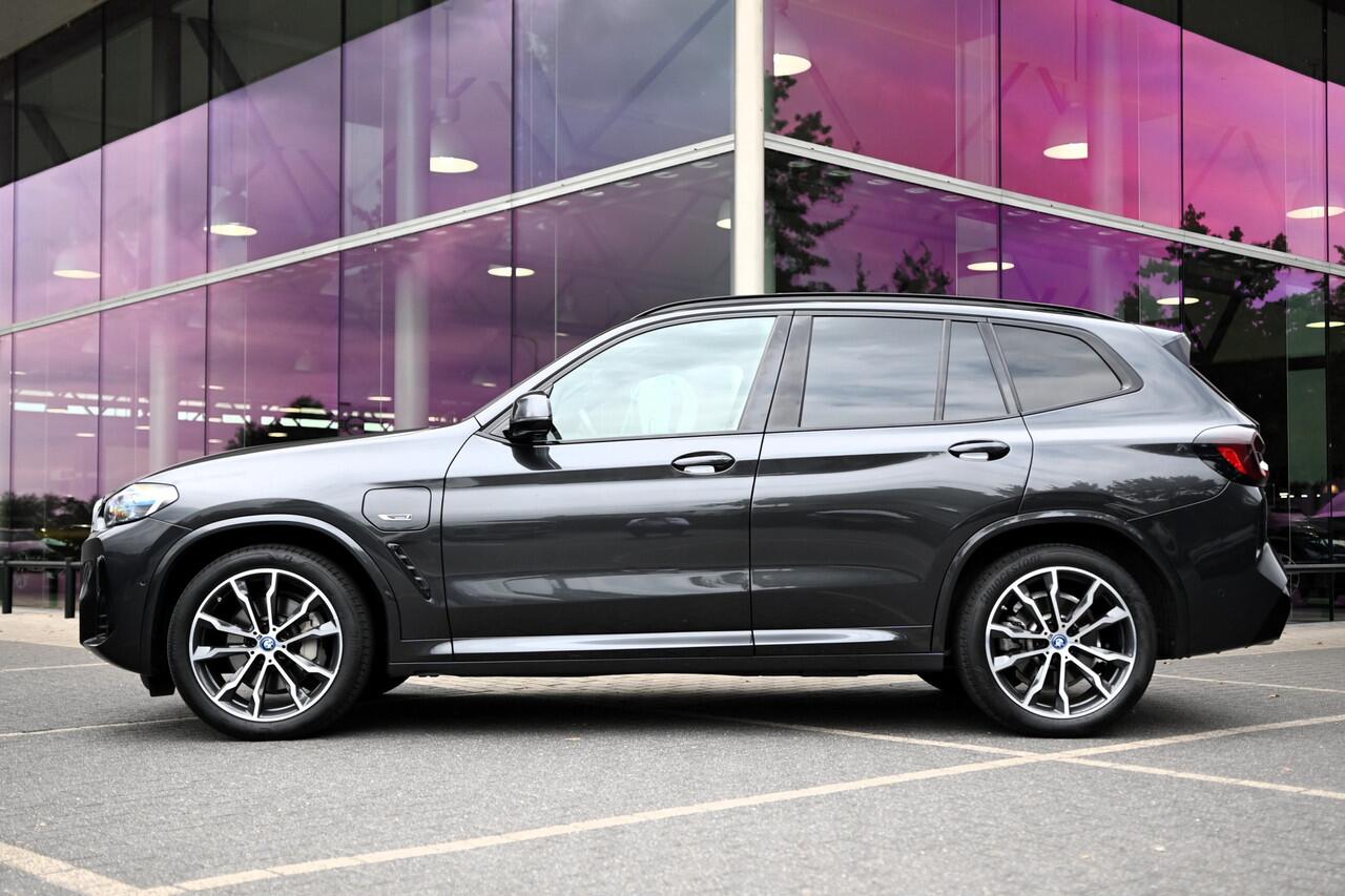 BMW X3 xDrive30e High Executive M Sport Automaat / Panoramadak / Trekhaak / Laserlight / Sportstoelen / Comfort Access / Head-Up / Stoelverwarming / Live Cockpit Professional