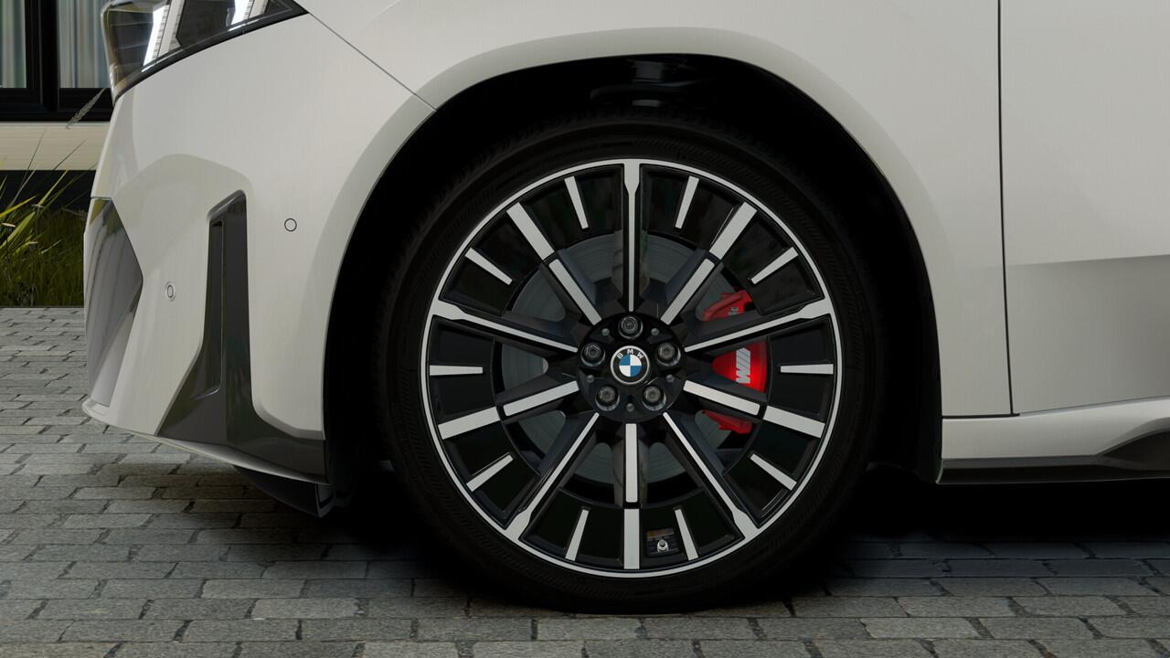 BMW X3 iX3 50 xDrive M Sport / Panoramadak / Trekhaak / M Sportstoelen / Parking Assistant Professional / Head-Up / Stuurverwarming