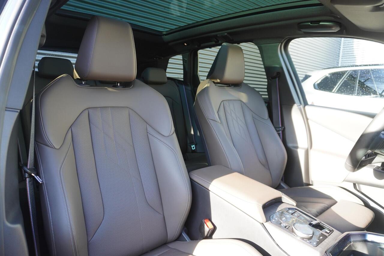 BMW X3 30e xDrive M Sportpakket Pro | Comfort Pack | Trekhaak met elektrisch wegklapbare kogel | 2 Glazen panoramadak | HIFI System Harman Kardon | Driving Assistant Professional