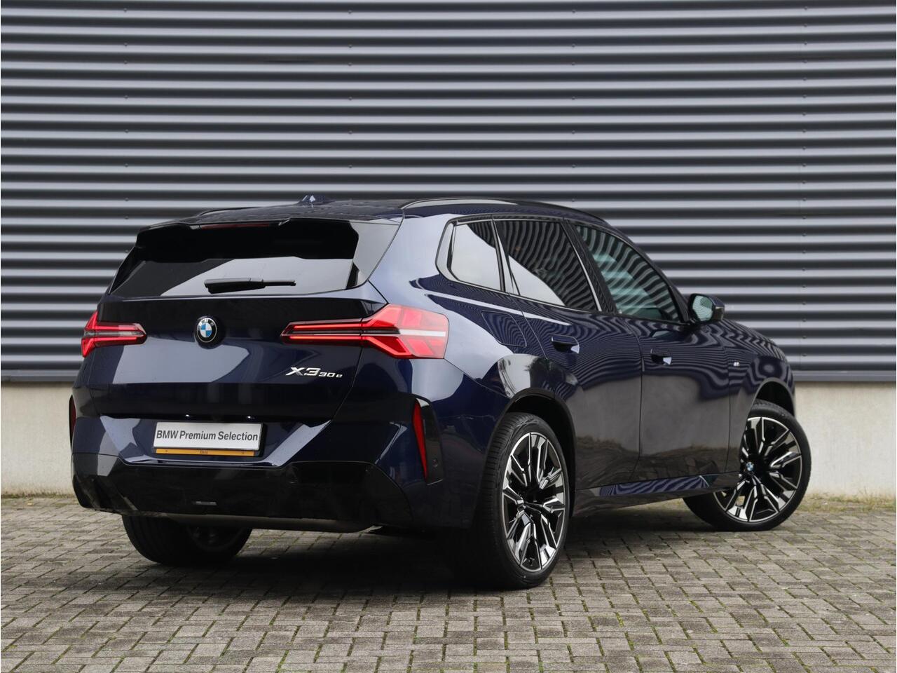 BMW X3 30e xDrive | M Sportpakket Pro | Panodak | Trekhaak | Driving Assistant Plus | Stoelventilatie | Parking Assistant Plus | Harman Kardon | 21'' LMV