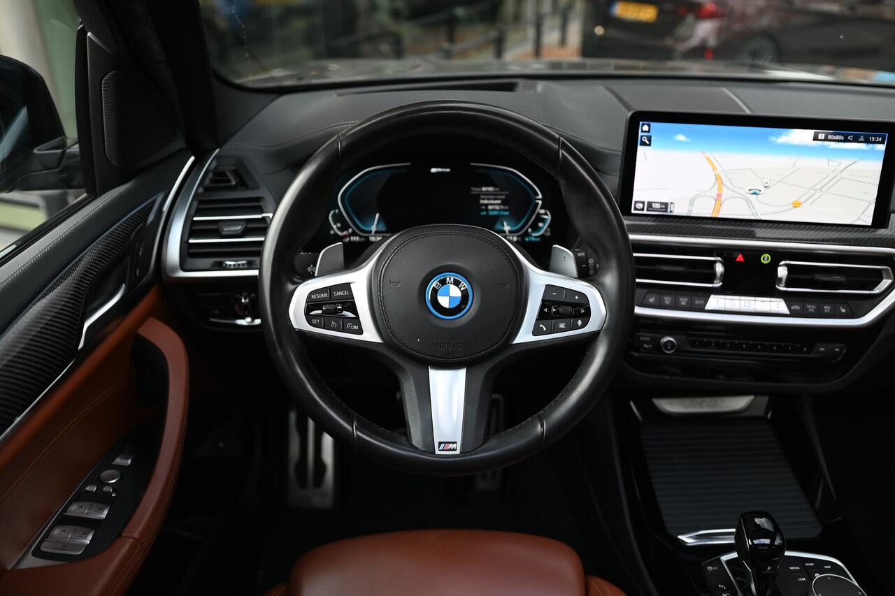 BMW X3 xDrive30e High Executive M Sport Automaat / Panoramadak / Sportstoelen / Achteruitrijcamera / Adaptief onderstel / Adaptieve LED / Head-Up / Stoelverwarming