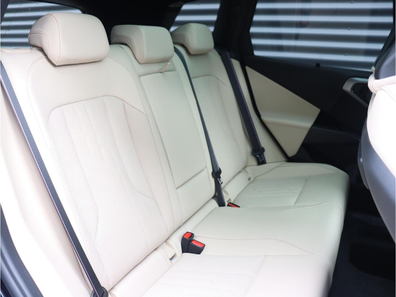 BMW X3 30e xDrive | M Sportpakket Pro | Panodak | Trekhaak | Driving Assistant Plus | Stoelventilatie | Parking Assistant Plus | Harman Kardon | 21'' LMV