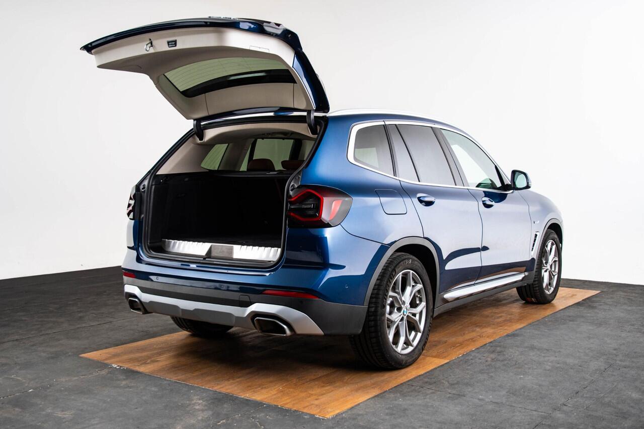 BMW X3 xDrive30e Panoramadak - Sportstoelen - Elektrisch verwarmde voorstoelen - Geluiddempende/Getinte Ruiten - zonneschermen - Comfort Access - Ambiance verlichting - Parking Assistant -