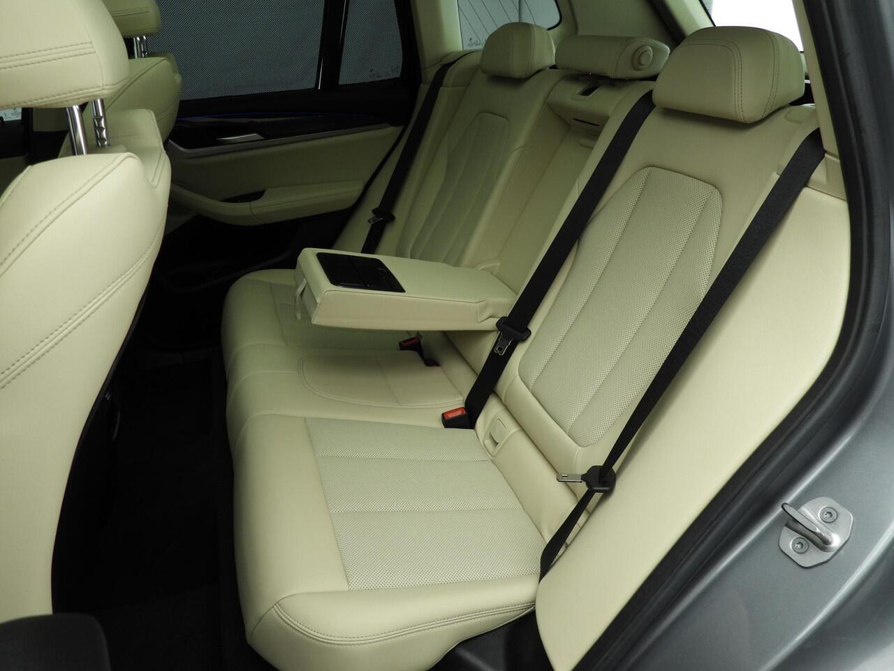BMW X3 xDrive30e | LED | Navigatie | Schuifdak | Sportstoelen | PDC | DAB | Hifi speakers | Alu 18 inch