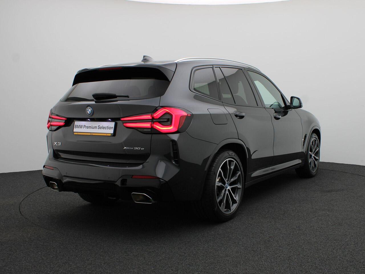 BMW X3 xDrive30e M Sportpakket | Trekhaak | Panoramadak | Driving Assistant | Head-Up Display | Harman Kardon | 20"