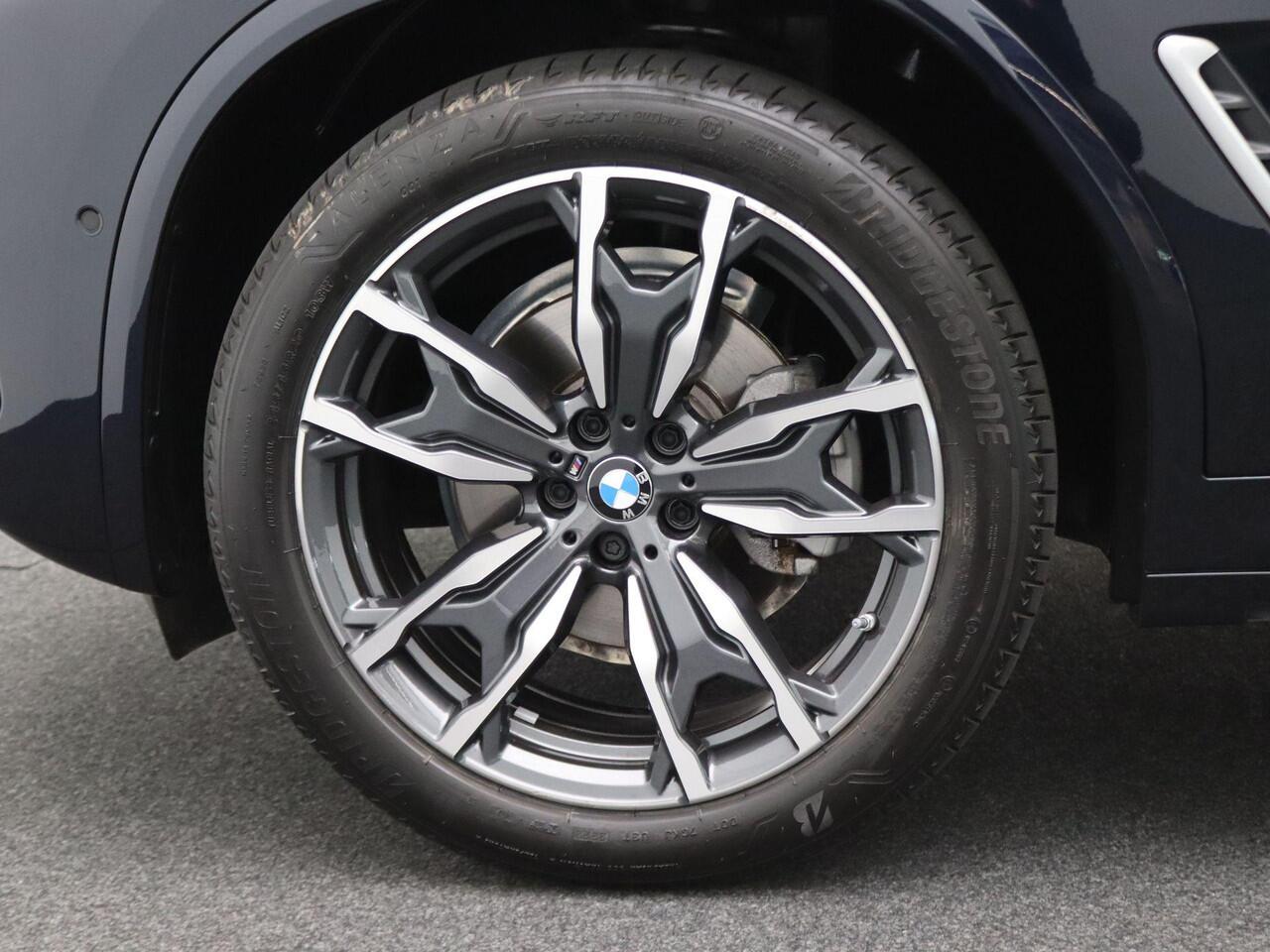 BMW X3 xDrive20d M Sportpakket | Innovation Pack | Trekhaak | Panoramadak | Head- Up Display | Laserlight | 20"