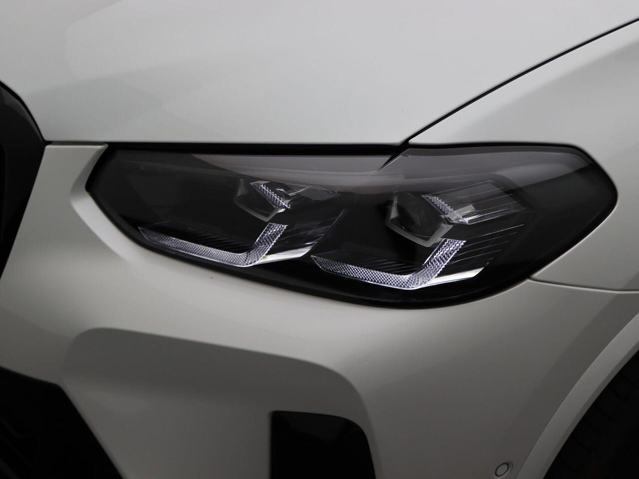 BMW X3 xDrive30e High Executive | M Sportpakket | Safety Pack | Adaptief Onderstel | Stuurwielrand Verwarmd | Panoramadak | Driving Assistant Professional | Head-Up Display | Harman Kardon | 20''