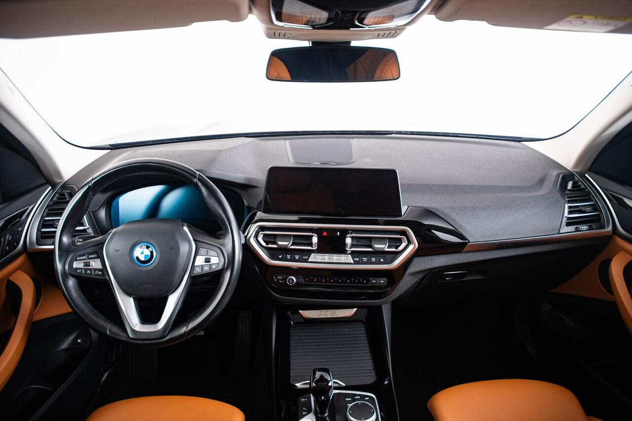 BMW X3 xDrive30e Panoramadak - Sportstoelen - Elektrisch verwarmde voorstoelen - Geluiddempende/Getinte Ruiten - zonneschermen - Comfort Access - Ambiance verlichting - Parking Assistant -