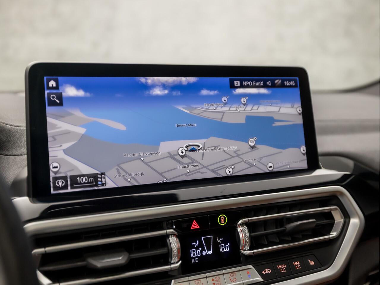 BMW X3 xDrive30e M Sport Individual 293Pk Automaat (PANORAMADAK, M PAKKET, GROOT NAVI, LASER KOPLAMPEN, MEMORY SEATS, STUUR/STOELVERWARMING, 360 CAMERA, HEAD-UP DISPLAY, TREKHAAK, GETINT GLAS, NIEUWSTAAT)