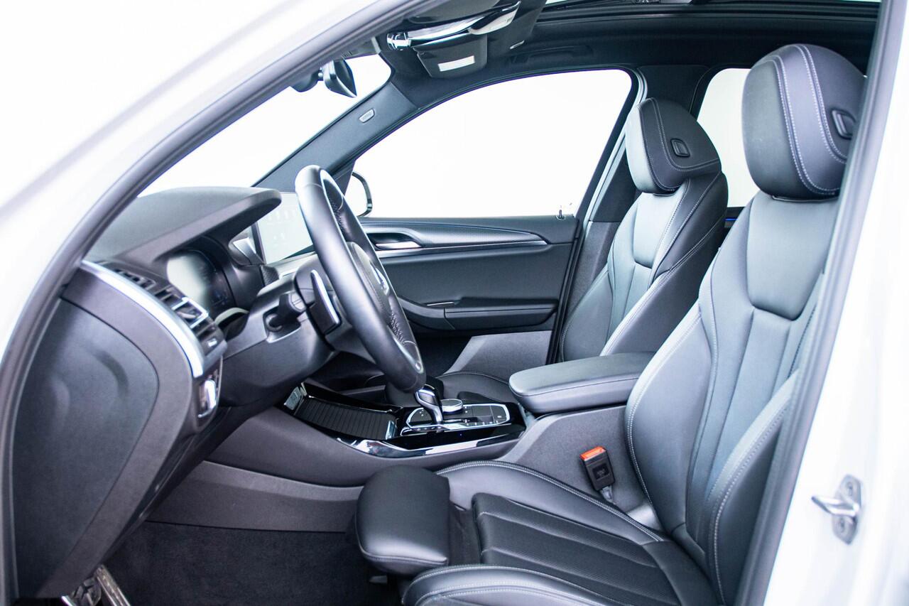 BMW X3 xDrive30e High Executive M Sport - Panoramadak - Comfort Access - Parking Assistant Plus - Active Cruise Control - Hifi - Ambient Air pakket - Getinte ruiten - Stuurwielrand verwarmd - Elektrisch verwarmde voorstoelen -