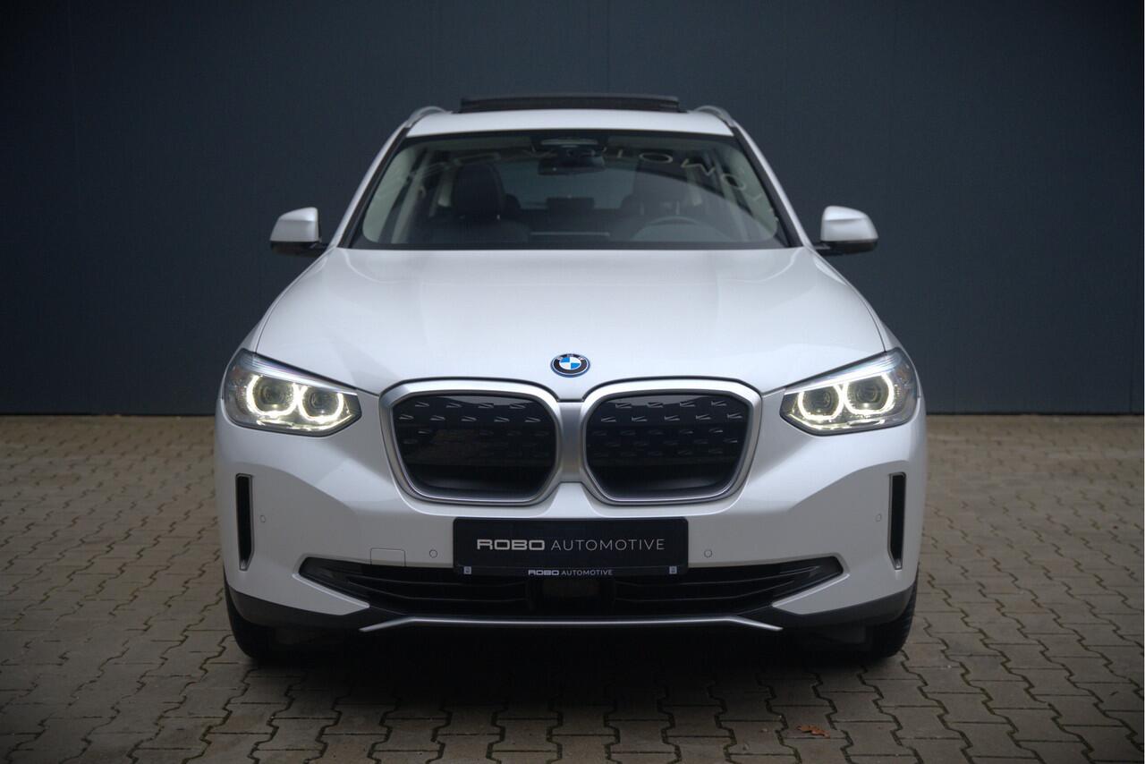 BMW X3 iX3 Executive 80 kWh | Panoramadak | Keyless | Stoelverwarming | Camera | Adaptief Onderstel | Adaptive LED | Elektrische Stoelen | Apple Carplay | Navigatie | Ambiance Verlichting