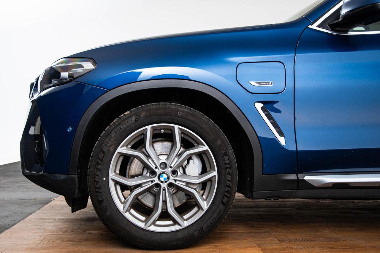 BMW X3 xDrive30e Panoramadak - Sportstoelen - Elektrisch verwarmde voorstoelen - Geluiddempende/Getinte Ruiten - zonneschermen - Comfort Access - Ambiance verlichting - Parking Assistant -