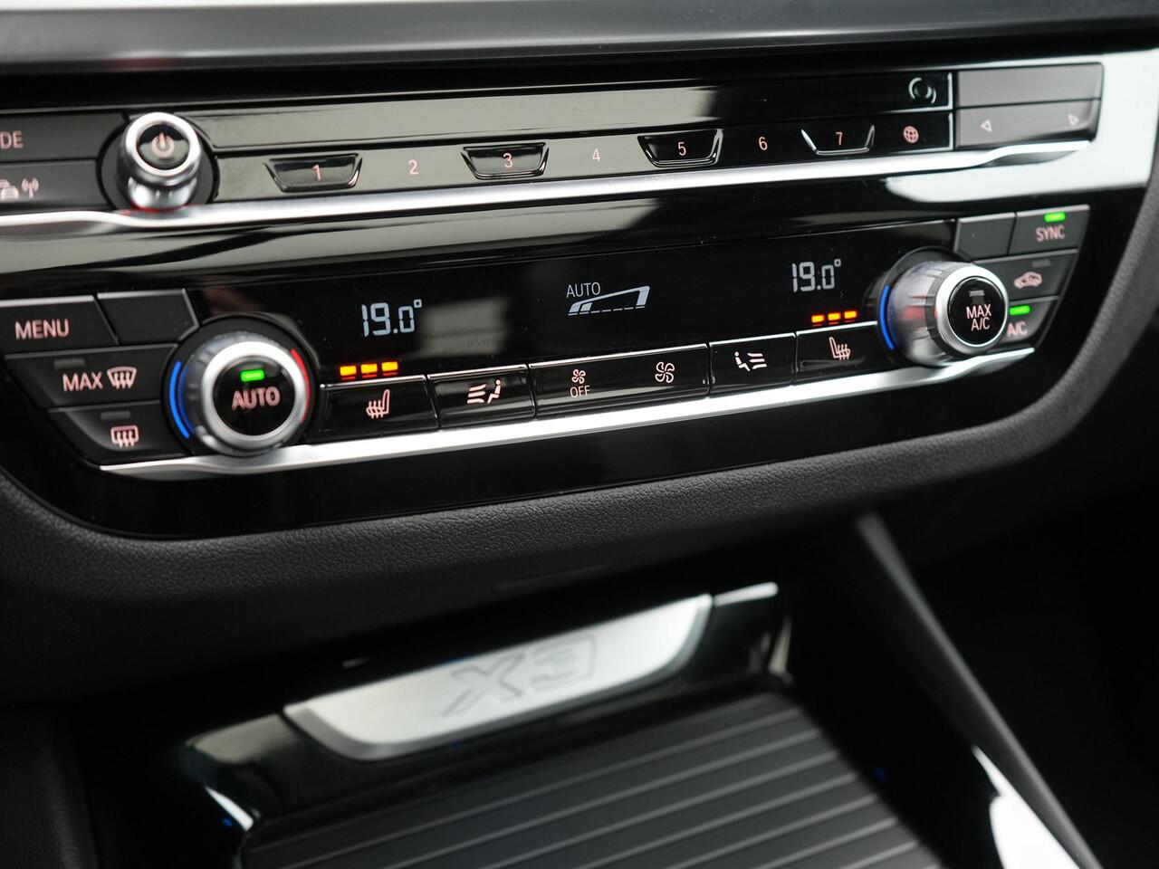 BMW X3 xDrive30e M Sport Plug In Hybrid 293pk Dealer O.H. PHEV | Panodak | Head Up | Camera | Lederen Sportstoelen Verwarmd | Sfeerverlichting | Keyless | Blis | Virtual | Navigatie | DAB |