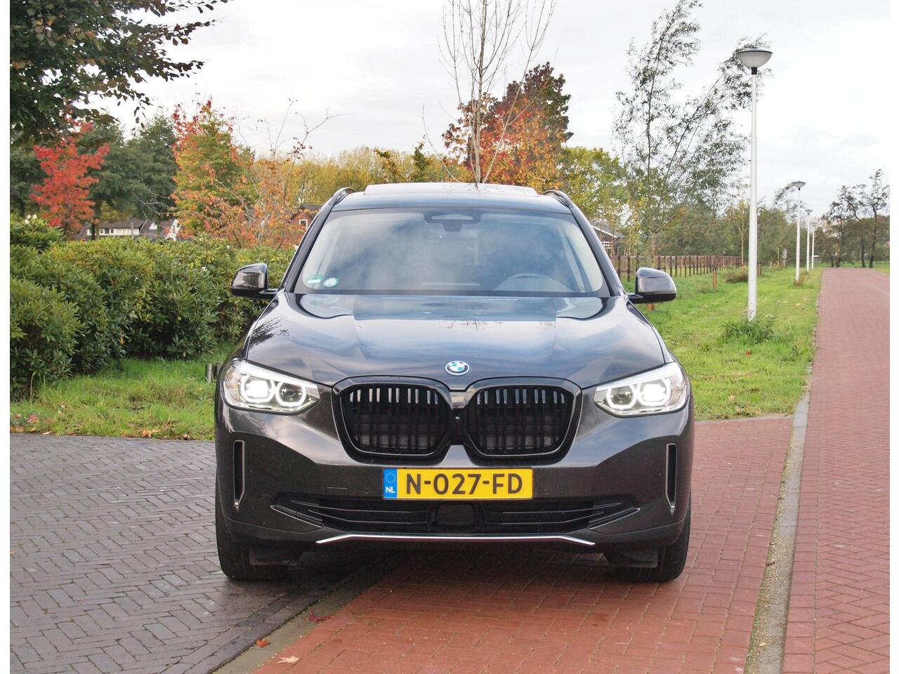 BMW X3 iX3 Executive 80 kWh | SOH 99% | Panoramadak | Camera | Trekhaak | Sfeerverlichting | Apple Carplay |