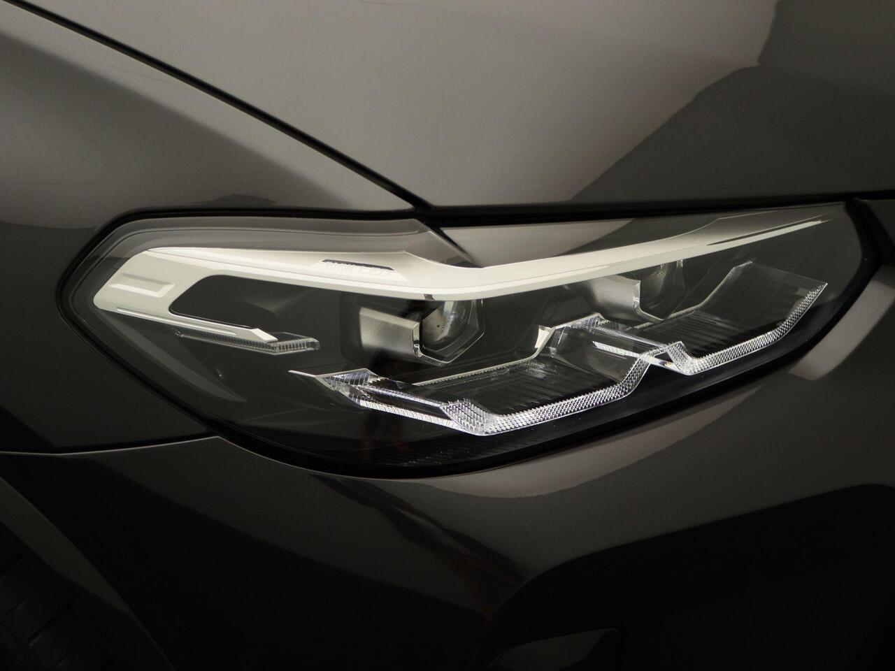 BMW X3 xDrive30e M Sportpakket | Trekhaak | Panoramadak | Driving Assistant | Head-Up Display | Harman Kardon | 20"