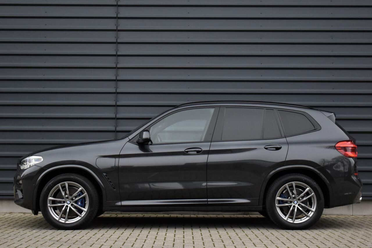 BMW X3 xDrive30e High Executive M Sport | Pano | Camera | Adaptief Onderstel | CarPlay | Adaptive LED | Donker Getint Glas |
