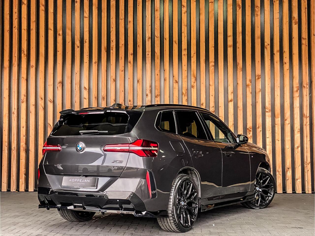 BMW X3 30e xDrive 299PK M-Sport | PANO | KEYLESS | SFEERVERLICHTING | RIJASSISTENT PLUS | HARMAN / KARDON |