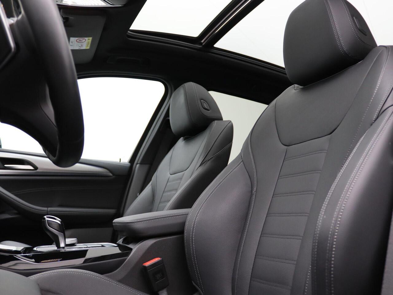 BMW X3 xDrive30e High Executive | M Sportpakket | Safety Pack | Adaptief Onderstel | Stuurwielrand Verwarmd | Panoramadak | Driving Assistant Professional | Head-Up Display | Harman Kardon | 20''