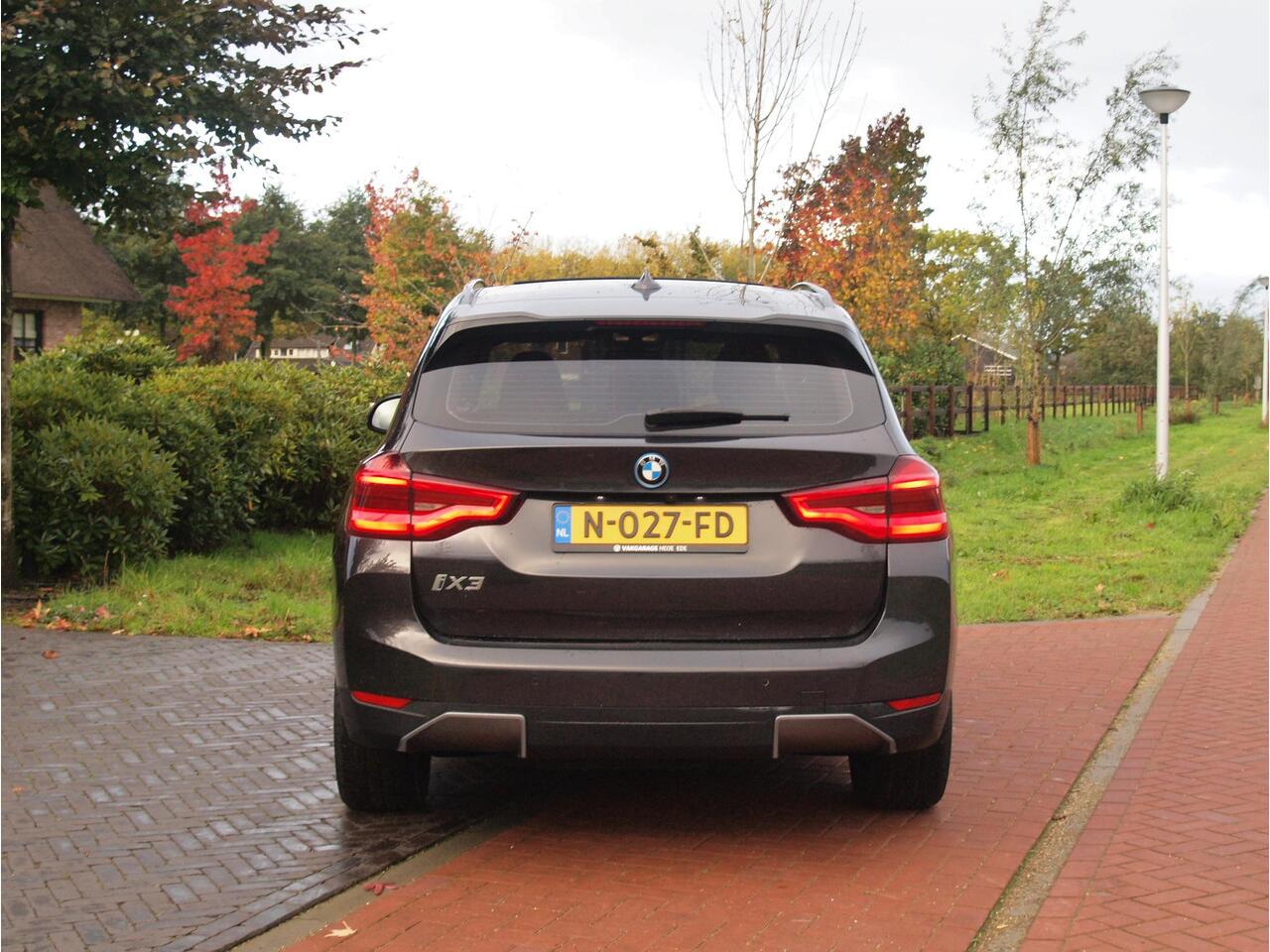 BMW X3 iX3 Executive 80 kWh | SOH 99% | Panoramadak | Camera | Trekhaak | Sfeerverlichting | Apple Carplay |