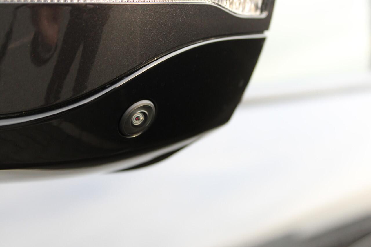 BMW X3 30e xDrive M Sport Automaat / Panoramadak / Trekhaak / Sportstoelen / Adaptieve LED / Parking Assistant Plus / M Sportonderstel / Comfort Access