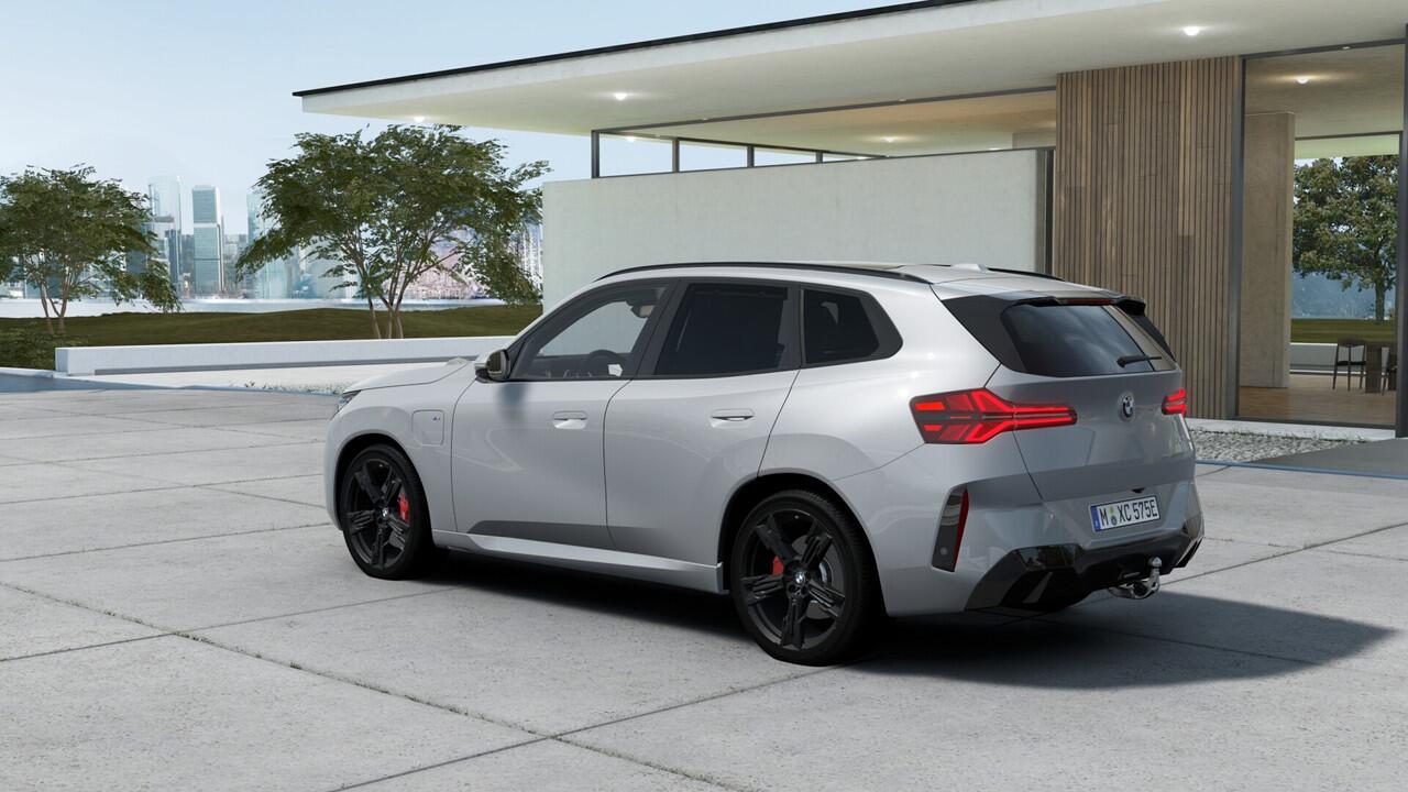 BMW X3 30e xDrive M Sport Automaat / Panoramadak / Trekhaak / Sportstoelen / Adaptieve LED / Parking Assistant Plus / Stuurverwarming / Comfort Access