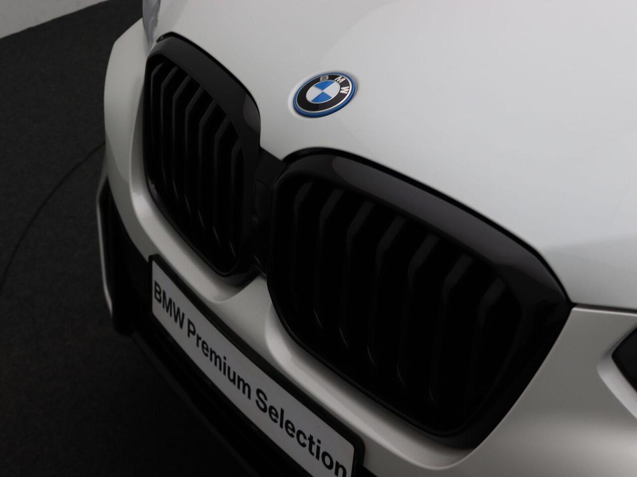 BMW X3 xDrive30e High Executive | M Sportpakket | Safety Pack | Adaptief Onderstel | Stuurwielrand Verwarmd | Panoramadak | Driving Assistant Professional | Head-Up Display | Harman Kardon | 20''