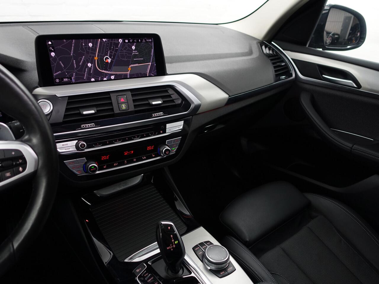 BMW X3 xDrive30e High Executive Aut- Panoramadak, Stuur/Stoelverwarming, Sfeerverlichting, Standkachel, Sport Interieur