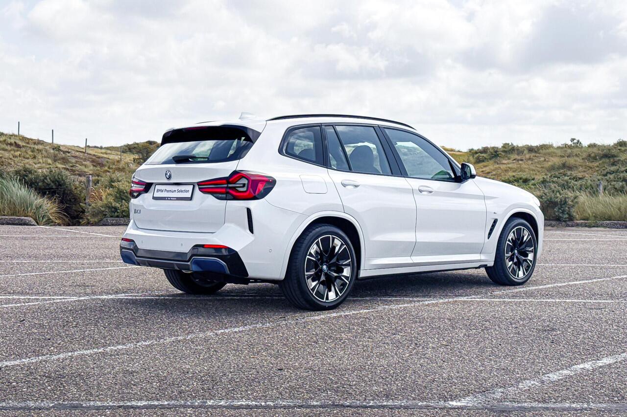 BMW X3 iX3 High Executive 80 kWh | Glazen Panoramadak | Harman Kardon | Stoelverwarming | Trekhaak |