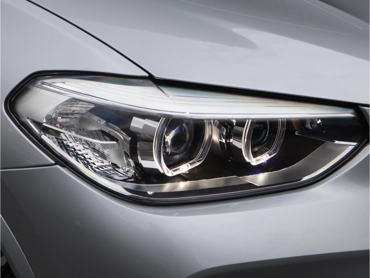 BMW X3 xDrive20i High Executive M Sport Pakket Automaat / Navigatiesysteem Professional / Trekhaak / Achteruitrijcamera / Leder / 20 Inch / Hifi / Shadow Line / Stoelverwarming / LED-koplampen / DAB+