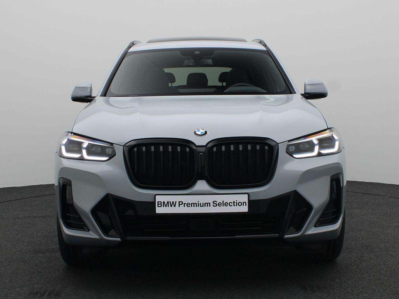 BMW X3 xDrive30i High Executive | M Sportpakket | Trekhaak | Panoramadak | Driving Assistant | Active Cruise Control | Head-Up Display | Harman Kardon | 20''