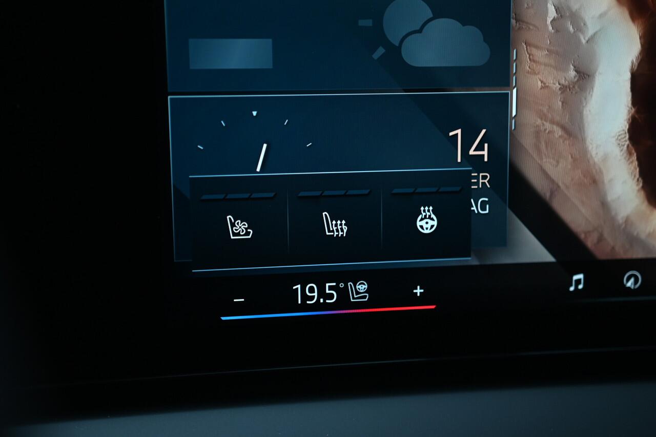 BMW X3 30e xDrive M Sport Automaat / Panoramadak / Trekhaak / Stoelventilatie / Parking Assistant Plus / Comfort Access / Adaptieve LED / Stuurverwarming