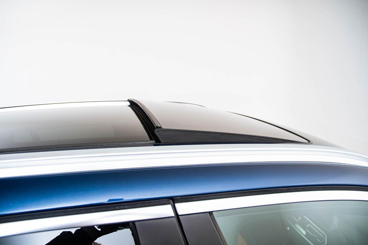 BMW X3 xDrive30e Panoramadak - Sportstoelen - Elektrisch verwarmde voorstoelen - Geluiddempende/Getinte Ruiten - zonneschermen - Comfort Access - Ambiance verlichting - Parking Assistant -