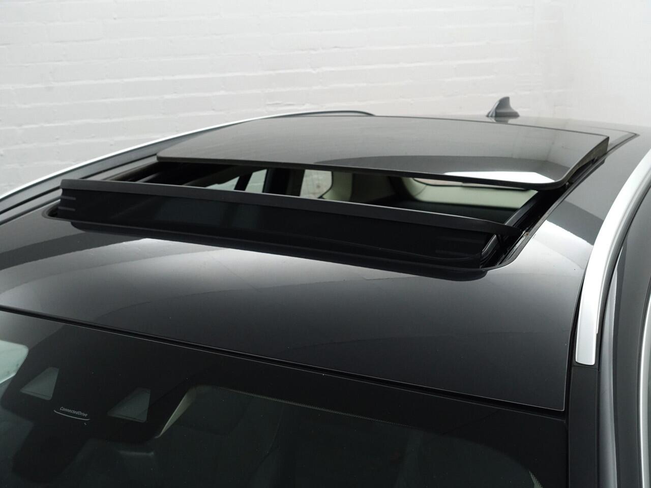 BMW X3 xDrive30e High Executive Aut- Panoramadak, Stuur/Stoelverwarming, Sfeerverlichting, Standkachel, Sport Interieur