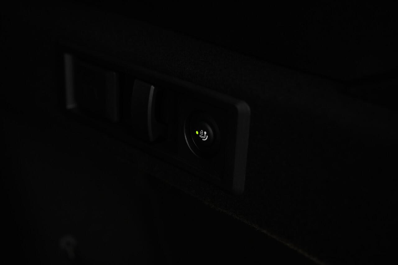 BMW X3 30e xDrive M Sport Automaat / Panoramadak / Trekhaak / Stoelventilatie / Parking Assistant Plus / Comfort Access / Adaptieve LED / Stuurverwarming