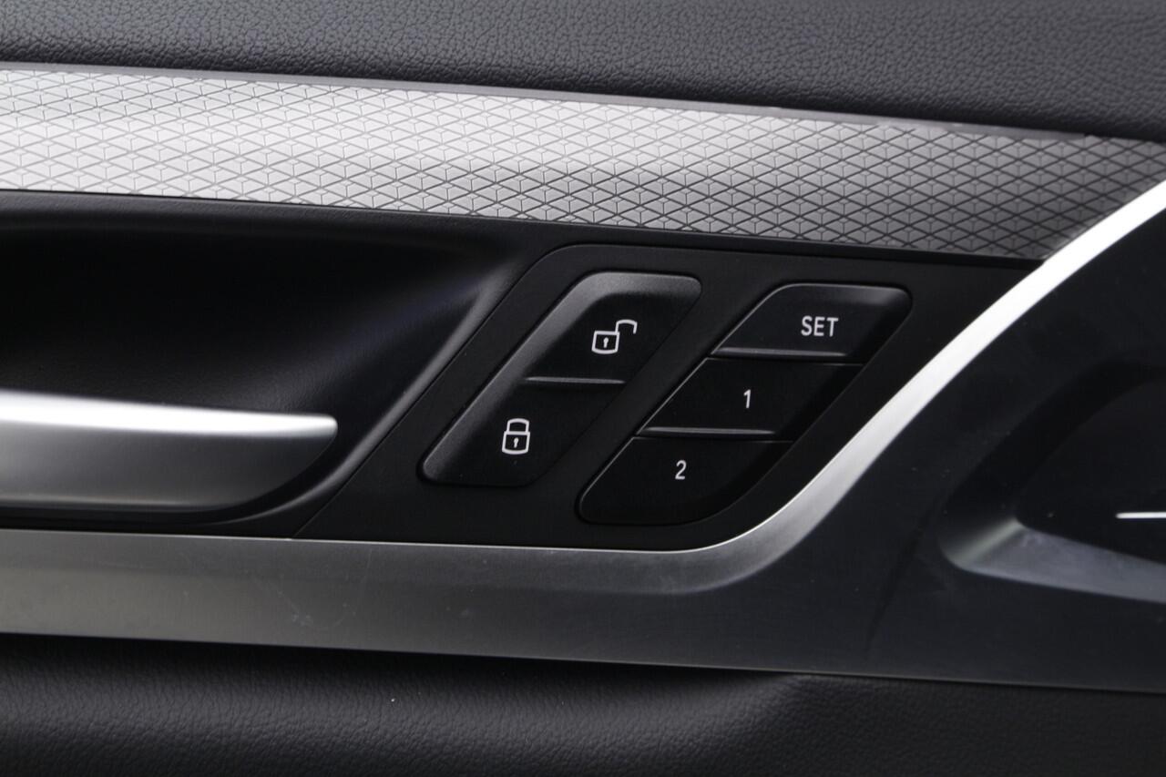 BMW X4 xDrive20i M-Sport | 19 inch | Camera | Trekhaak | Active Cruise Control