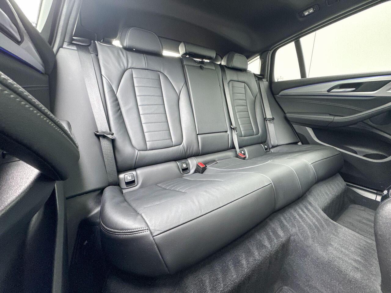 BMW X4 xDrive20i High Executive M-Sport Glazen Schuifdak / Electrisch verstelbare Voorstoelen / Head Up Display / Stoelverwarming / Electrische Zwenkhaak / Binnen & Buitenspiegel automatisch Dimmend / Adaptieve Led Koplampen / Driving Assistant / Hifi