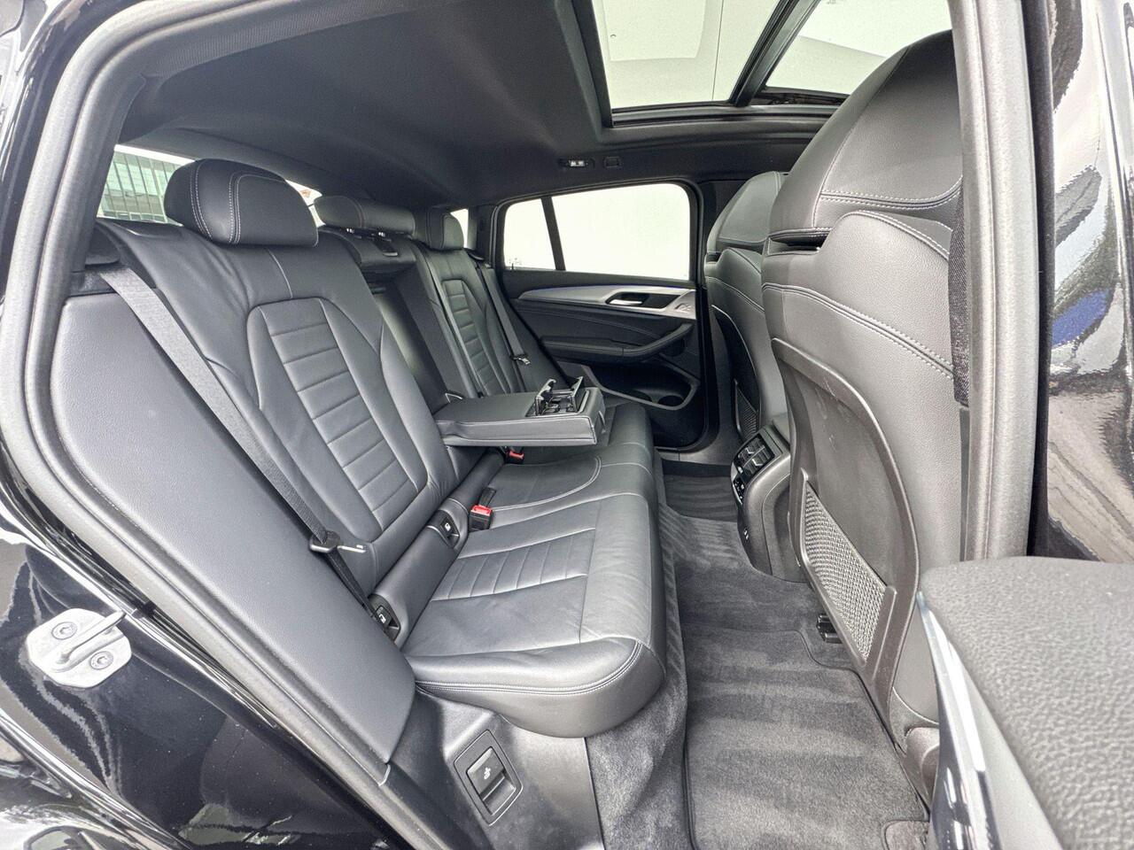 BMW X4 xDrive20i High Executive M-Sport Glazen Schuifdak / Electrisch verstelbare Voorstoelen / Head Up Display / Stoelverwarming / Electrische Zwenkhaak / Binnen & Buitenspiegel automatisch Dimmend / Adaptieve Led Koplampen / Driving Assistant / Hifi