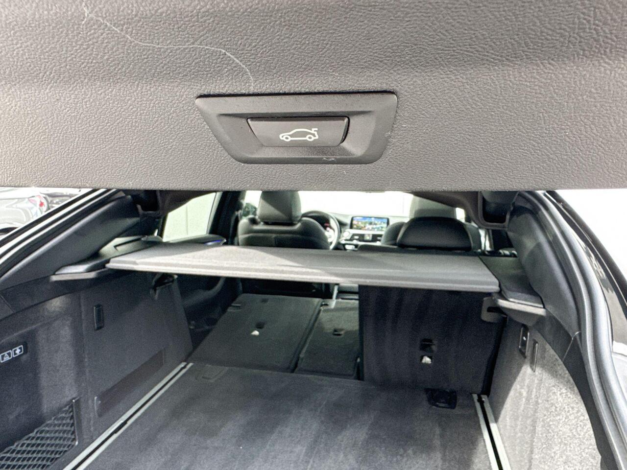 BMW X4 xDrive20i High Executive M-Sport Glazen Schuifdak / Electrisch verstelbare Voorstoelen / Head Up Display / Stoelverwarming / Electrische Zwenkhaak / Binnen & Buitenspiegel automatisch Dimmend / Adaptieve Led Koplampen / Driving Assistant / Hifi