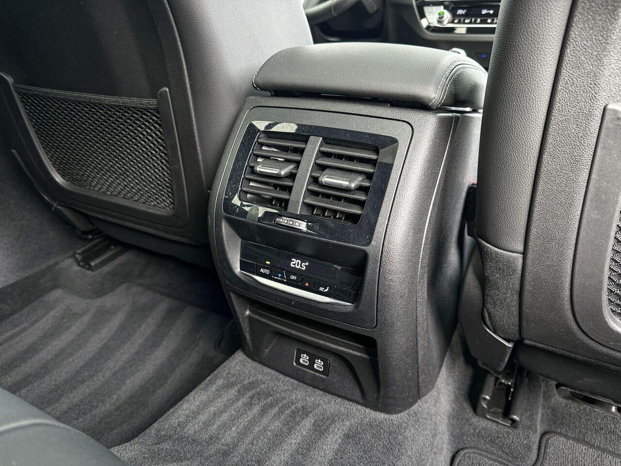 BMW X4 xDrive20i High Executive M-Sport Glazen Schuifdak / Electrisch verstelbare Voorstoelen / Head Up Display / Stoelverwarming / Electrische Zwenkhaak / Binnen & Buitenspiegel automatisch Dimmend / Adaptieve Led Koplampen / Driving Assistant / Hifi