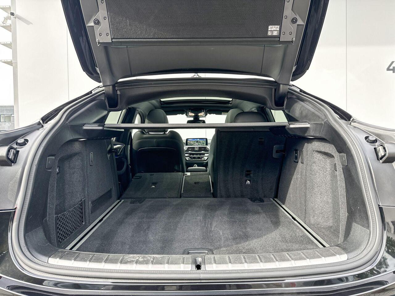 BMW X4 xDrive20i High Executive M-Sport Glazen Schuifdak / Electrisch verstelbare Voorstoelen / Head Up Display / Stoelverwarming / Electrische Zwenkhaak / Binnen & Buitenspiegel automatisch Dimmend / Adaptieve Led Koplampen / Driving Assistant / Hifi