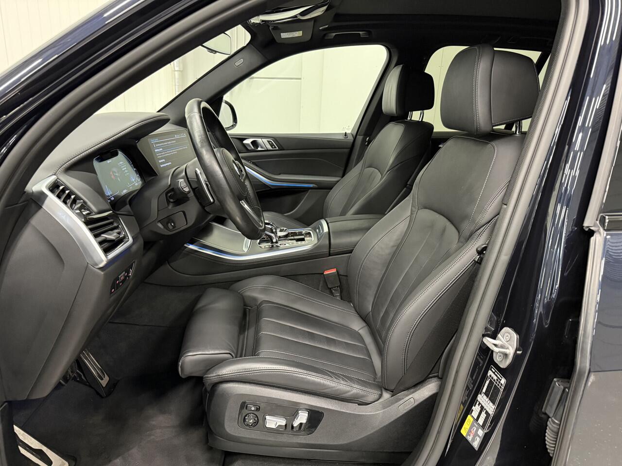 BMW X5 xDrive45e M-Sport PANO/TREKHAAK/LASER/HEAD-UP/360CAMERA/MEMORY/ACC/ACTIVE-STEERING/LUCHTVERING/21"BREEDSET/SHADOW-LINE/DONKERE-HEMEL/CARBONSCHWARZ/VOLLEDIG BMW DEALER HISTORIE