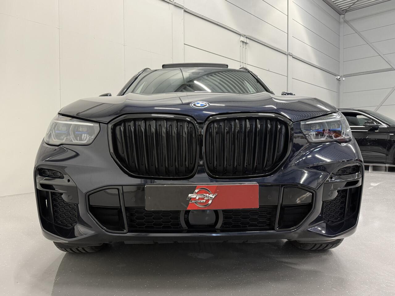 BMW X5 xDrive45e M-Sport PANO/TREKHAAK/LASER/HEAD-UP/360CAMERA/MEMORY/ACC/ACTIVE-STEERING/LUCHTVERING/21"BREEDSET/SHADOW-LINE/DONKERE-HEMEL/CARBONSCHWARZ/VOLLEDIG BMW DEALER HISTORIE