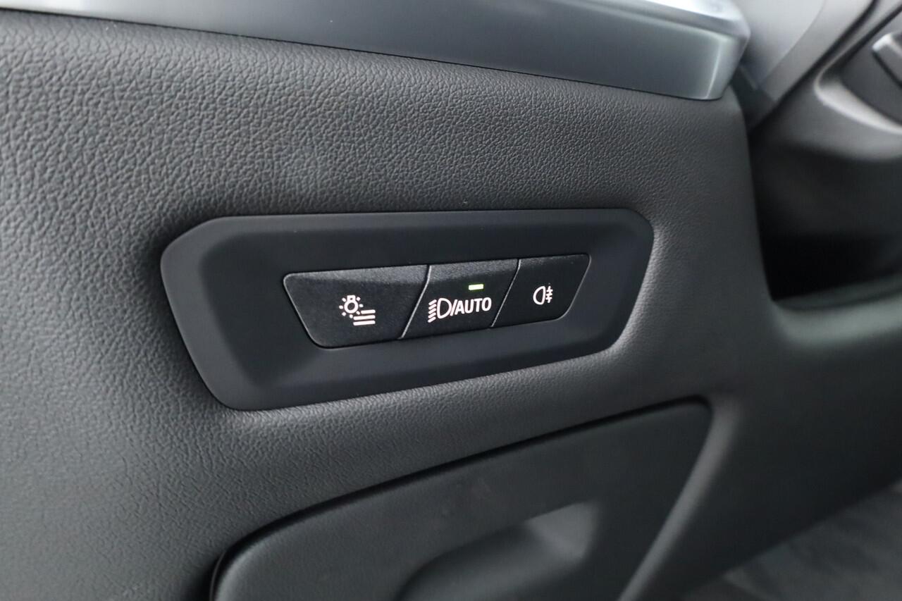 BMW X5 xDrive50e M Sport Pro | Iconic Glow | | Pano | Soft Close | HUD | Luchtvering | Harman Kardon | Elek. Trekhaak |