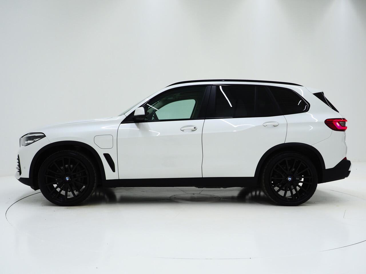 BMW X5 xDrive45e Full Black | Panoramadak | Luchtvering | Harman/Kardon | 360 | Keyless